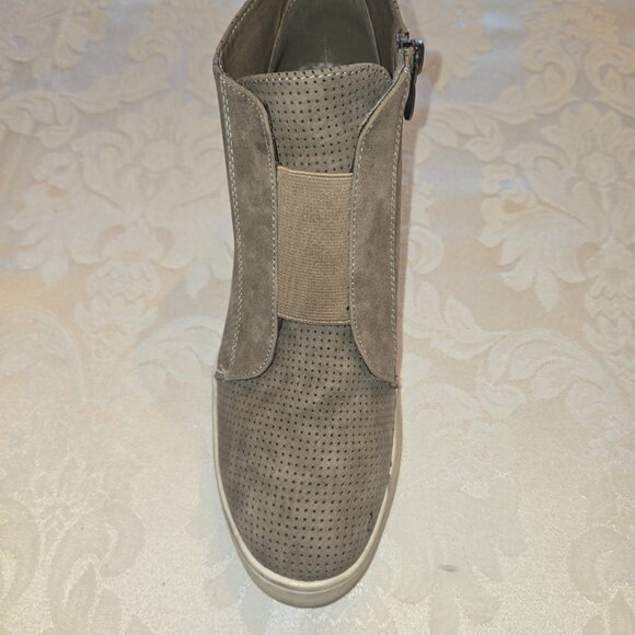 Journee Clara Wedge Sneaker ~ Taupe 8.5 - Picture 2 of 9